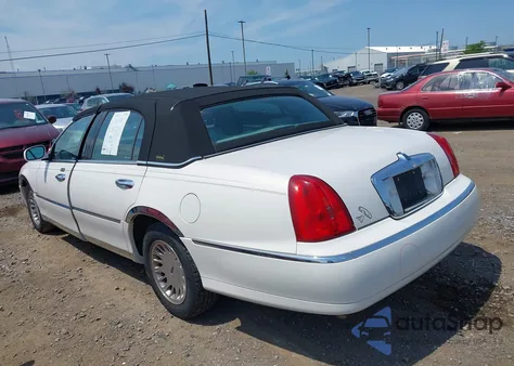 2000 Lincoln Town Car Cartier from USA, damaged, VIN 1LNHM83W2YY923563